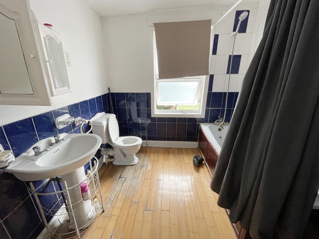 Lot: 104 - PERIOD HOUSE FOR IMPROVEMENT WITH POTENTIAL - inside image of bathroom on first floor